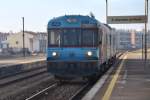 SÃO MARTINHO DO PORTO (Distrikt Leiria), 24.09.2013, Triebwagen 0458 auf der Linha do Oeste nach Leiria bei der Einfahrt in den Bahnhof São Martinho do Porto