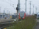 Diesel-Triebzug BR 0450 (rechts) fhrt am 06.05.2003 bergauf von Porto Sao Bento nach Porto Campanha, E-Triebzug BR 2100 oder 2200 (links) umgekehrt bergab nach Porto Sao Bento.