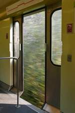 Wie bereits beim genaueren Hinschauen auf den hinteren Triebwagenteil des vorherigen Bildes zu sehen ist, schließt auch beim 2 1/2 Stunden später fahrenden Zug eine Tür vor der Abfahrt