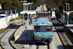 OLHÃO (Distrikt Faro), 05.02.2020, Zug Nr. 0452 als Regionalzug nach Vila Real de Santo António bei der Einfahrt in den Bahnhof Olhão