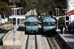 OLHÃO (Distrikt Faro), 05.02.2020, Zug Nr. 0452 als Regionalzug nach Vila Real de Santo António begegnet Zug 0467 als Regionalzug nach Faro im Bahnhof Olhão