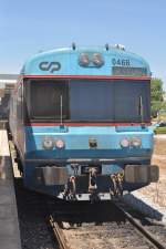 LAGOS (Distrikt Faro), 09.05.2014, abgestellter Triebwagen 0466 im Bahnhof Lagos; auf dem Display steht Vila Real de Santo António, aber m.W. gibt es aber keine durchgehenden Züge mehr von Lagos nach Vila Real de Santo António, in Faro muss immer umgestiegen werden