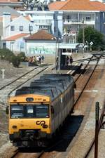 SÃO MARTINHO DO PORTO (Distrikt Leiria), 21.08.2019, Zug Nr. 218M als Regionalzug nach Leiria vor Einfahrt in den Bahnhof