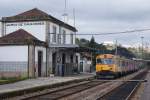 Bahnen in Portugal: Der versprayte CP 008 M wartet am 26.