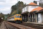 Bahnen in Porugal: Der CP 119 M bei eineim Zwischenhalt auf dem Bahnhof Livracao am 26.