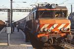 An einem Aprilmorgen 1984 hat sich die bereits computergerecht bezeichnete 0382612-8 vor den Süd-Express von Paris nach Lissabon gesetzt. Leider war hier nur ein formatfüllendes Lokportrait möglich, da direkt hinter dem Aufnahmestandpunkt der Bahnsteig endete.