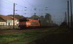 Kurz nach einem schweren Regenschauer durchfährt eine Lokomotive der CP-Reihe 2600 mit einem Schnellzug den Bahnhof Espinho (28.04.1984)