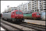 E-Lok CP 5614 verlässt ihr Abstellgleis und passiert hier am 19.3.2018 im Bahnhof Lissabon Santa Apolonia die Schwesterlok 5612.