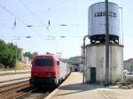 5601-8 in Sta. Comba neben Wasserturm wie er in den 30iger Jahren in Portugal errichtet wurde, Mai 2003