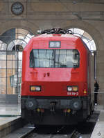 Die Elektrolokomotive CP 5618-2 pausiert Ende Januar 2017 am Bahnhof Lissabon Santo Apolonia.