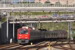 LISBOA (Distrikt Lisboa), 23.04.2014, ein Nahverkehrszug nach Mira Sintra-Meleças bei der Einfahrt in den Bahnhof Roma-Areeiro