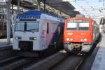 LISBOA (Distrikt Lisboa), 23.04.2014, links ein Nahverkehrszug des privaten Bahnbetreibers Fertagus nach Setúbal, rechts ein Nahverkehrszug der staatlichen Gesellschaft CP nach Lisboa Oriente im Bahnhof Roma-Areeiro