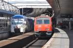 LISBOA (Distrikt Lisboa), 24.04.2014, links ein Nahverkehrszug des privaten Bahnbetreibers Fertagus nach Lisboa-Roma-Areeiro, rechts ein Nahverkehrszug der staatlichen Gesellschaft CP nach Mira