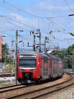 Ein Triebzug der Baureihe 3500 nähert sich am 06.06.2017 dem Bahnhof Lissabon Oriente.