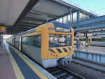 Ein Triebzug der Baureihe 2200 (90 94 5 002260-5) wartet am Bahnhof Aveiro auf die Weiterfahrt. (Januar 2017)