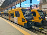 CP 3424 und CP 3406 der CP Urbanos do Porto stehen abfahrbereit im Bahnhof Porto São Bento, 21.05.2025.