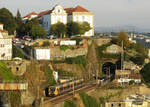 Regionalzug in felsiger Landschaft mitten in Porto. Porto, 27.09.2019