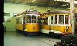 Lissabon__Museu da Carris__Verkehrsmuseum der Verkehrsbetriebe__Tw 260 [Standardwagen 2x; Santo Amaro 1932–1937; im Einsatz bis 1996 > teilw. Umbau in Remodelados] und Tw 802_[Standardwagen 4x Santo Amaro 1939; im Einsatz bis 1994]. [Quelle: Wiki]__06__1999