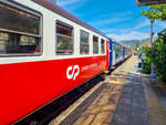 Der mit der Diesellok CP 1415 bespannte InterRegio von Porto Sao Bento nach Pocinho steht im Bahnhof Pinhao, 21.05.2025.