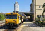 Dieseltriebzug 244M ist als Regionalzug von Porto im Endbahnhof Pocinho angekommen und wartet auf die Rückfahrt.