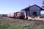 CASTRO MARIM (Distrikt Faro/Concelho Castro Marim), 27.03.1991, ein Personenzug nach Vila Real de Santo António beim Halt im Bahnhof Castro Marim -- Dia eingescannt