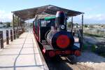 SANTA LUZIA de Tavira (Distrikt Faro), 17.02.2010, Inselbahn am  Festlandsbahnhof  wartet auf die Abfahrt über den Damm zur Insel