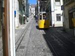 Begegnung der Standseilbahn (Elevador da Bica) in Lissabon.