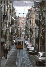 Ascensor da Bica in den engen Gassen Lissabons mit Blick auf den Tejo.