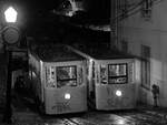 Die beiden Wagen des 1885 eröffneten Ascensor da Glória sind hier Anfang Dezember 2023 in Lissabon während der  Nachtruhe  zu sehen.
