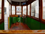 Im Innern eines Wagens des Ascensor da Bica.