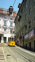 Lissabon Standseilbahnen_Elevador da Bica__Wagen 1 an der Bergstation 'Largo do Calhariz'.__06_1999 