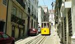 Lissabon Standseilbahnen_Elevador da Bica__Kurz unterhalb der Bergstation fährt Wagen Nr.