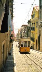 Lissabon Standseilbahnen_Elevador da Bica__Die zweigleisige Strecke kurz vor der Bergstation.__06_1999  