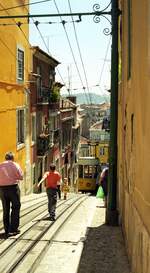 Lissabon Standseilbahnen_Elevador da Bica__Trotz engstem Raum keine Berührungsängste zwischen Bahn und Fußgängern.__06_1999
 