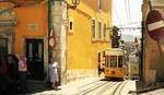 Lissabon Standseilbahnen__Elevador da Bica__Wagen Nr.1 im Aufstieg. Die Bahn gehört dazu, zum Alltag der Anwohner.__06_1999 