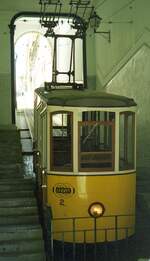 Lissabon Standseilbahnen__Elevador da Bica__Wagen Nr.2 in der Talstation an der Rua de São Paulo, nicht weit vom Ufer des Tejo. Diese 1892 eröffnete Bahn verläuft 260 Meter durch die Rua da Bica de Duarte Belcio im öffentlichen Straßenraum zum in der Oberstadt 45 m höher gelegenen Largo do Calhariz. Max.Steigung 19,1 %. [Daten lt. Wiki].__06_1999   