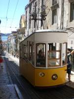 Eine Art  Elektro-Standseilbahn  mit 2 Stromabnehmer steht am oberen Ende der Strecke um runter zum Tejo zu fahren.