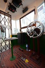 Der Führerstand der Standseilbahnen  Ascensor da Glória  in Lissabon (Dezember 2016) 