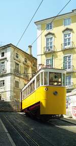 Lissabon Standseilbahnen__Elevador da Glória. Wagen 1 in der Bergstation Bairro Alto.__06__1999