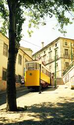 Lissabon Standseilbahnen__Elevador da Glória. Wagen 1 in der Bergstation Bairro Alto.__06__1999 