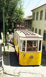 Lissabon Standseilbahnen__Elevador da Glória. Wagen 1 in der Bergstation Bairro Alto.__06__1999 