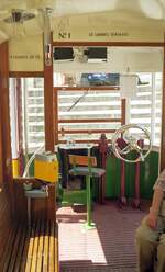 Lissabon Standseilbahnen__Elevador da Glória. Blick auf den Führerstand im Wagen 1 in der Bergstation Bairro Alto.__06__1999 