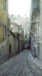 Lissabon Standseilbahnen__Elevador do Lavra__Unterhalb der Streckenmitte geht es nur noch  eingleisig  durch die Gleisverschlingung.__06_1999 