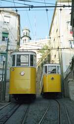 Lissabon Standseilbahnen__Elevador do Lavra__Begegnung auf Streckenmitte.__06_1999 