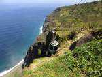 TÉLEFERICO DE ACHADAS DA CHRUZ:  Eine der beiden Gondeln unterwegs auf der extrem steilen Seilbahn von Achadas da Cruz, die nach unten zur Landzunge von der Insel Madeira unterhalb führt, in