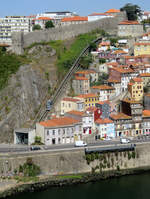 Spezielle Bahn, um den Höhenunterschied vom Fluss Douru zur Innenstadt zu überwinden: Funicular dos Guindais.