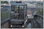 Die Funicolar dos Guindais startet oben am Carvalho Actor Diaz in einem Tunnel mit kleinem Geflle und geht erst nach der Mittelstation im Angesicht der Ponte Luis I ins atemraubende Geflle ber. (15.05.2011)