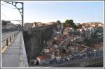 Lngs der Stadtmauer  Muralhas Fernandinas  verluft das Funicolar dos Guindais, hier erspht von der Ponte Luis I.