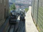 Begegnung der Gondeln der Standseilbahn Porto in der Ausweichstelle am 10.05.2006, aufgenommen ber dem Tunneleingang durch die Maschen des Drahtzaunes. In Hintergrund wieder die Dom-Luis-Brcke