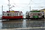 Zwei klassische Straßenbahnfahrzeuge in Lissabon (Dezember 2016)